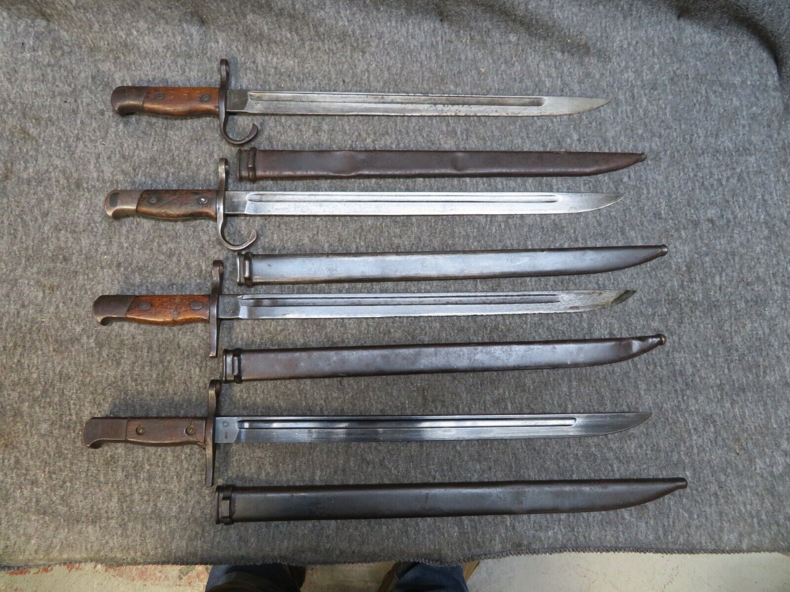 LOT OF 4 WWII JAPANESE TYPE 30 ARISAKA BAYO’S W/ SCABBARDS