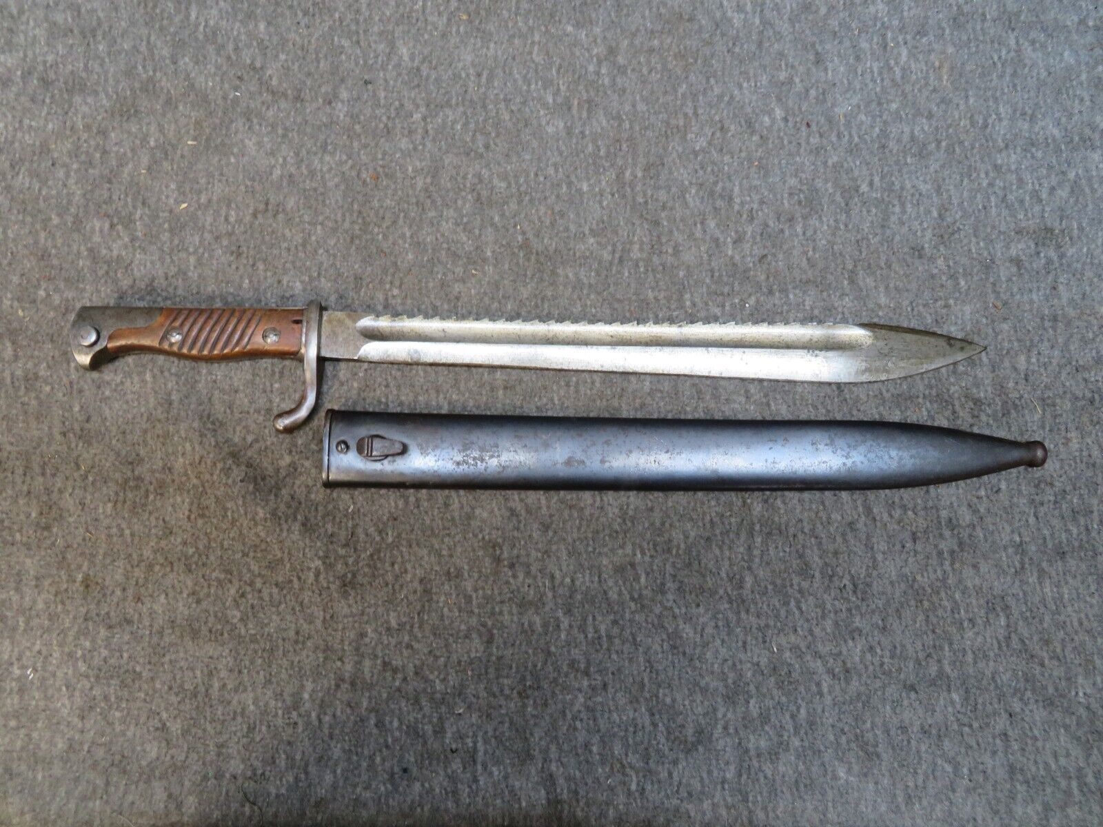 WWI German 98/05 Mauser Butcher Sawback Bayonet – Fichtel & Sachs 1916, Bavarian Issue 