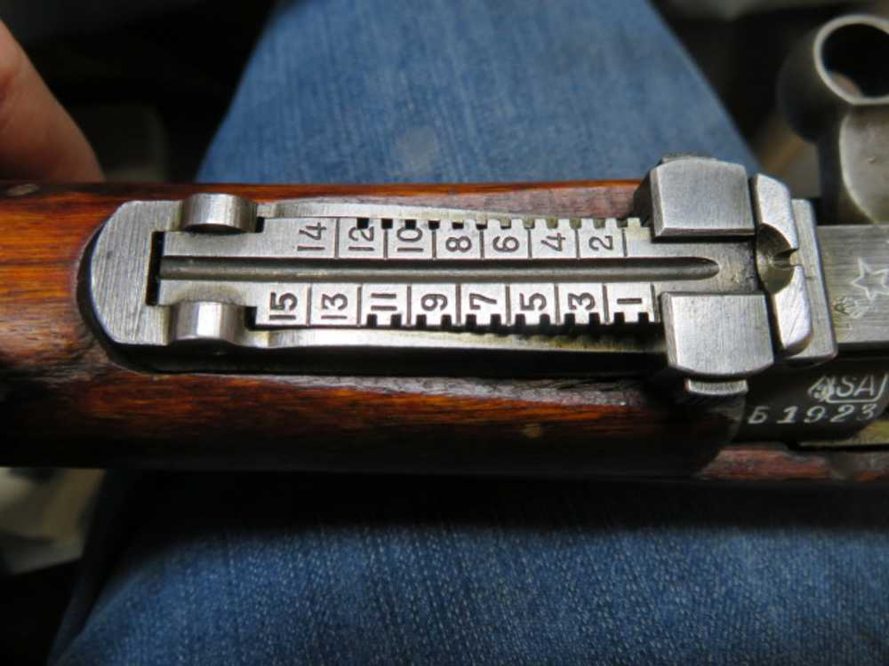 Adjustable graduated rear sight on the SVT-40 Tokarev rifle